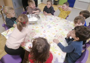 Dzieci robiące masę solną
