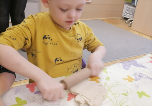 Dzieci lepiące pizze z masy solnej.