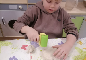 Dzieci lepiące pizze z masy solnej.