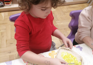 Dzieci lepiące pizze z masy solnej.