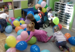 Dzieci bawiące się balonami.