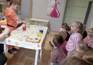 Dzieci wykonujące eksperymenty