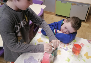 Dzieci wykonujące eksperymenty