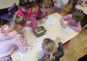 Dzieci wykonujące eksperymenty