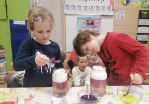 Dzieci wykonujące eksperymenty
