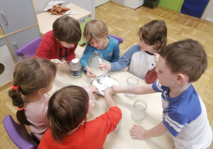 Dzieci wykonujące eksperymenty