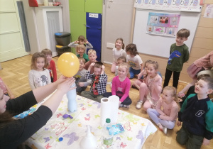 Dzieci wykonujące eksperymenty