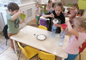 Dzieci wykonujące eksperymenty