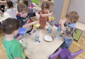 Dzieci wykonujące eksperymenty