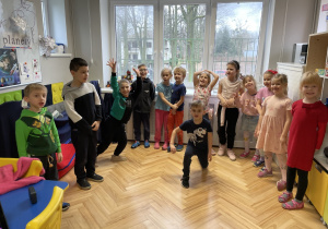 Dzieci bawiące się na języku angielskim.