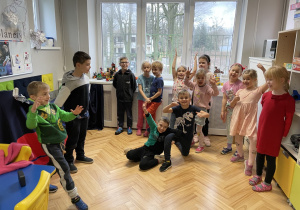 Dzieci bawiące się na języku angielskim.