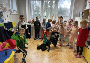 Dzieci bawiące się na języku angielskim.