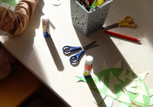 Dzieci wykonujące dinozaury z papieru.