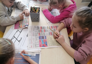 Dzieci szukające litery "z" w tekście.