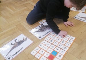 Dzieci układające nazwy dinozaurów.