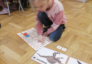 Dzieci układające nazwy dinozaurów.