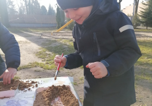 Dzieci biorące udział w wykopaliskach.
