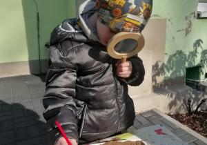 Dzieci biorące udział w wykopaliskach