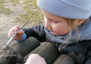 Dzieci biorące udział w wykopaliskach