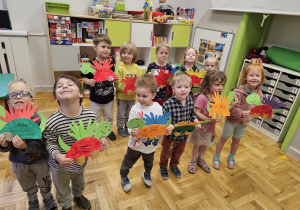 Dzieci z wykonanymi przez siebie dinozaurami.