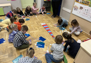 Dzieci układające małe belki.
