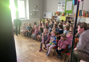 Dzieci oglądające przedstawienie