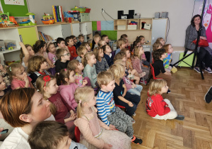 Dzieci oglądające przedstawienie