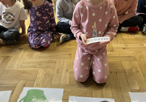 Dziewczynka dopasowuje napisy do obrazków