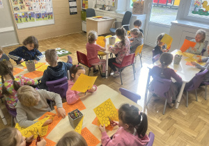Dzieci wycinające kwiatki