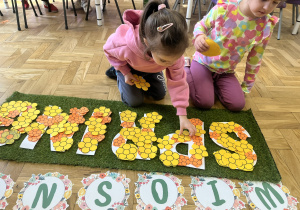 Dzieci układające napis wiosna po angielsku