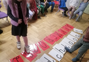 Dzieci wskazujące literki wskazane przez nauczyciela.