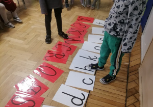 Dzieci wskazujące literki wskazane przez nauczyciela.