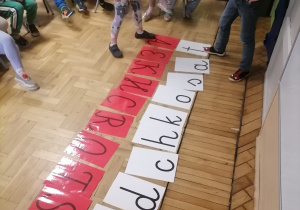 Dzieci wskazujące literki wskazane przez nauczyciela.