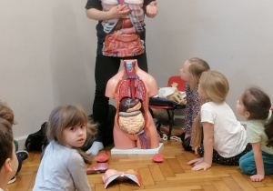 Dzieci podczas zajęć z anatomii człowieka.