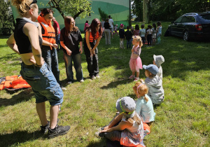 Dzieci na zajęciach z bezpieczeństwa nad wodą.