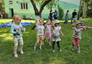 Dzieci na zajęciach z bezpieczeństwa nad wodą.