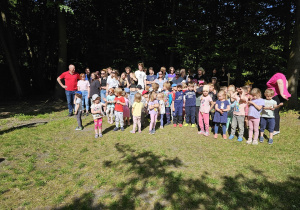 Dzieci na zajęciach z bezpieczeństwa nad wodą.