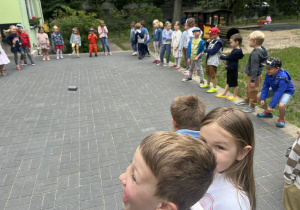 Dzieci bawiące się w ogrodzie przedszkolnym.