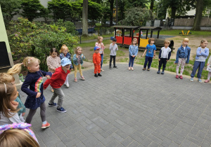 Dzieci bawiące się przy muzyce.