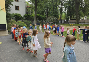 Dzieci bawiące się przy muzyce.