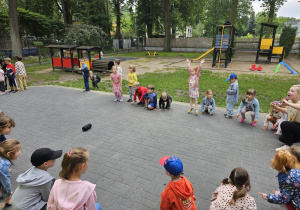 Dzieci bawiące się przy muzyce.