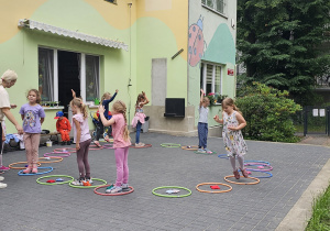 Dzieci bawiące się przy muzyce.