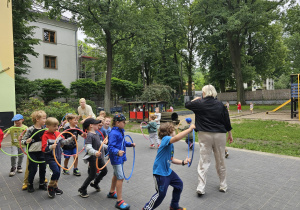 Dzieci bawiące się przy muzyce.