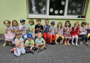 Dzieci jedzące lody.
