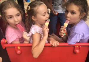 Dzieci jedzące lody.