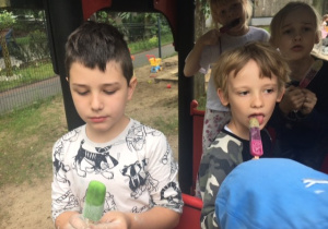 Dzieci jedzące lody.
