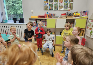 Dzieci tańczące dookoła jubilata.