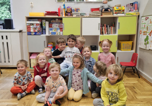 Dzieci na zdjęciu grupowym w przedszkolu.