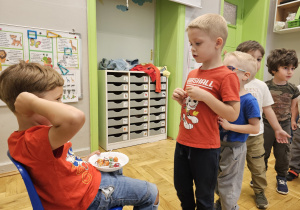 Dzieci bawiące się na urodzinach Maksa.