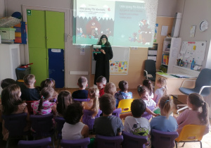 Grupa dzieci słuchająca opowiadania Pani adwokat.